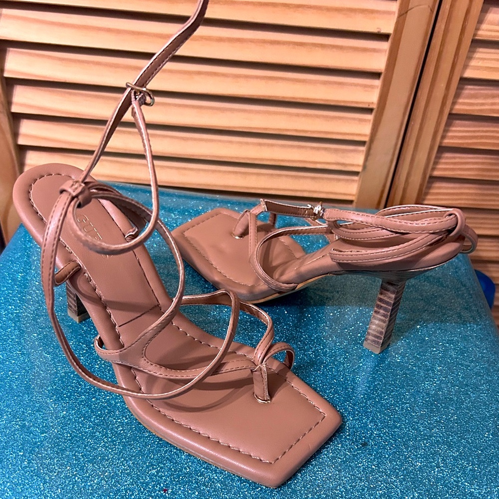 GUESS Nude Strappy Leeba Square Toe Stiletto Heeled Thong Sandals
Size: 6 M